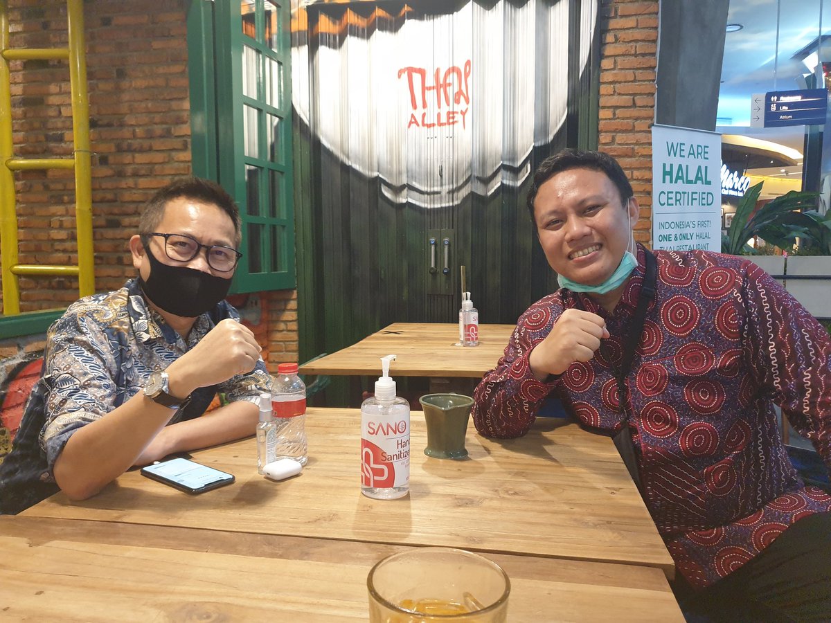 dwiariadykusuma's tweet photo. Saya percaya bahwa setiap interaksi selalu memiliki nilai tambah. Foto: Bersama Daeng Uki, Staf Khusus Wapres Bidang Investasi. https://t.co/rEIeiej8mS