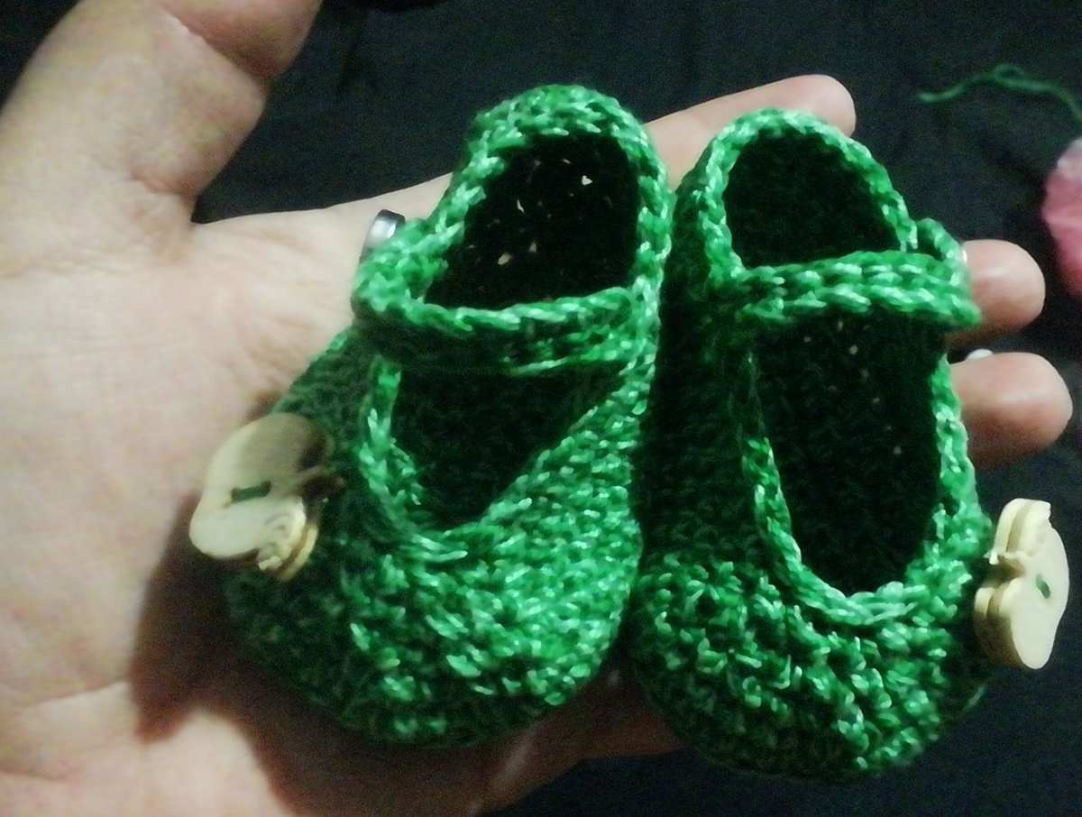 CuentosDeVane's tweet photo. Acaban de salir del horno unos zapatitos bien St. Patrick's Day para un pancito que aún se hornea 🤗 #LaSobrinaConsentida #JBCA #lostejidosdevane #vanetejeyteje https://t.co/NDfX0cLFXD