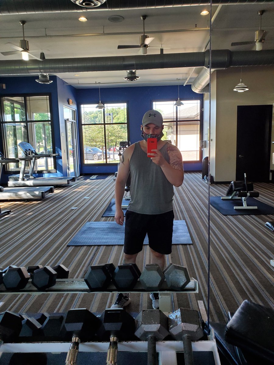 PhoenixWester's tweet photo. Exercise for Future Leaders in STEM! Got my sweat on today lifting first and then on the treadmill for @NAFCareerAcads #ForwardTogether #InsideVerizon #IAmVZ #BeFutureReady https://t.co/9DnrleVKld
