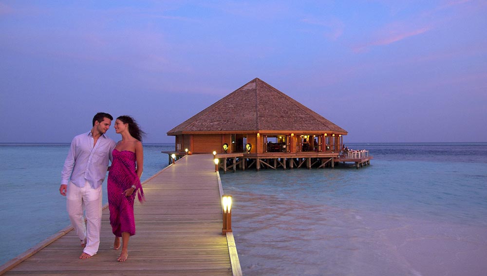 Koamas_Escapes's tweet photo. Surrounded by a beautiful lagoon, an excellent house reef and long stretches of white, sandy beach, is the only Resort of Vilamendhoo, South Ari Atoll. #Vilamendhoo #MaldivesResort #Maldives #MaldivesIsland #MaldivesStay #KoamasLuxuryescapes https://t.co/aMeflgrS09 https://t.co/5fE9BhHASm