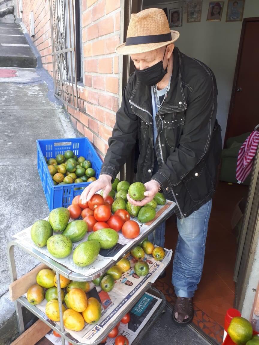 fomentamos's tweet photo. Gracias a la suma de esfuerzos mancomunados de personas naturales y entidades asociadas de @fomentamos hemos logrado que  nuestros  socios  más afectados por el #COVID19 cuenten con una mano amiga en estos momentos donde sus ingresos se han visto afectados. 
@sopabuvi @Oswleogo https://t.co/s7Pai7UPn3