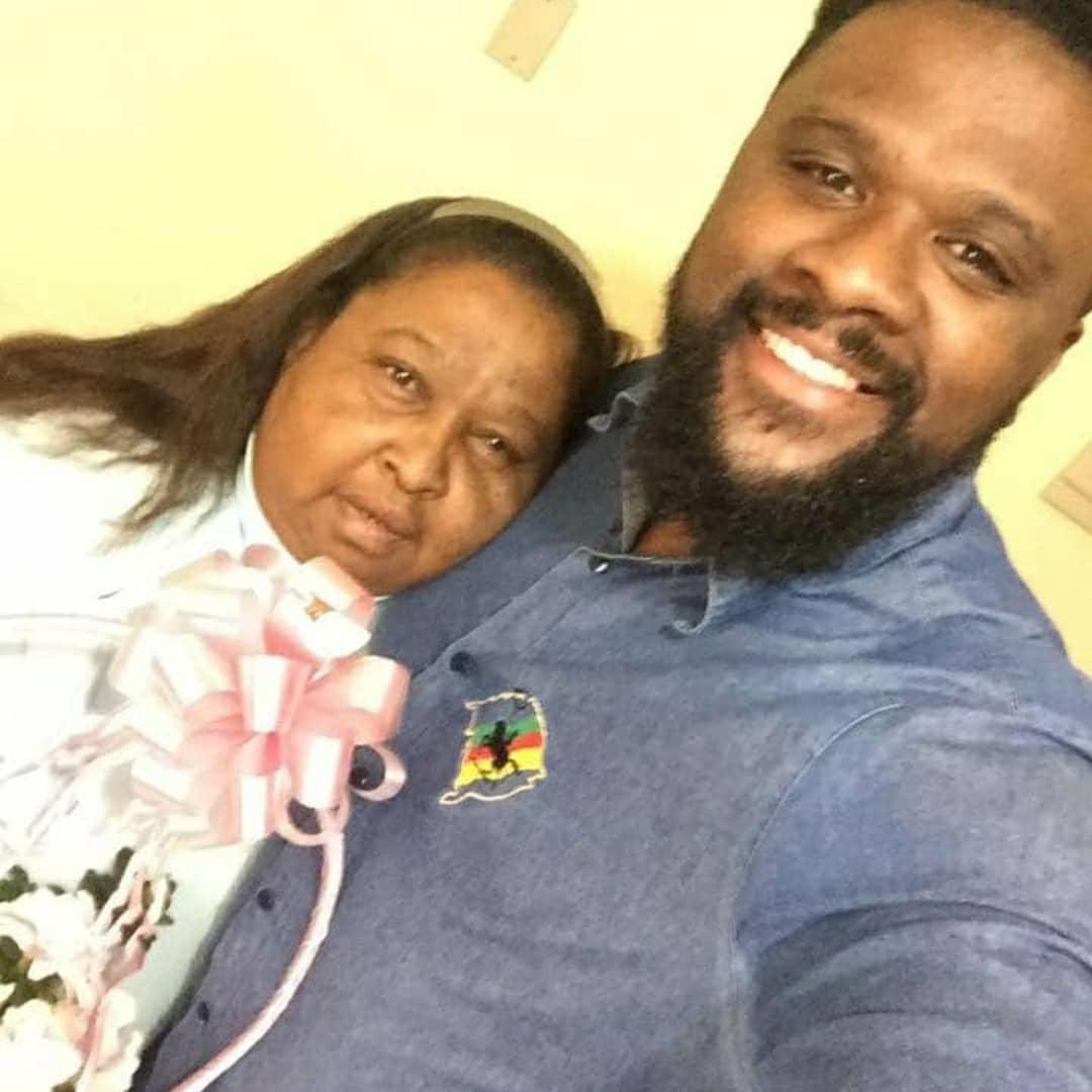JuvenilTlo's tweet photo. Hoje o dia fez-se triste,
mas o sol que o iluminava
trouxe o teu riso frouxo, 
teus gritos, tua alegria, 
talvez pra nos consolar. 
A PRENDA MAIS THOMAZIANA
QUE NOSSA HISTÓRIA JÁ TEVE
(que nossa história terá).
Muito obrigado, Mariza, 
te foste antes de nós,
mas continuarás ao+ https://t.co/LmY4E440jB