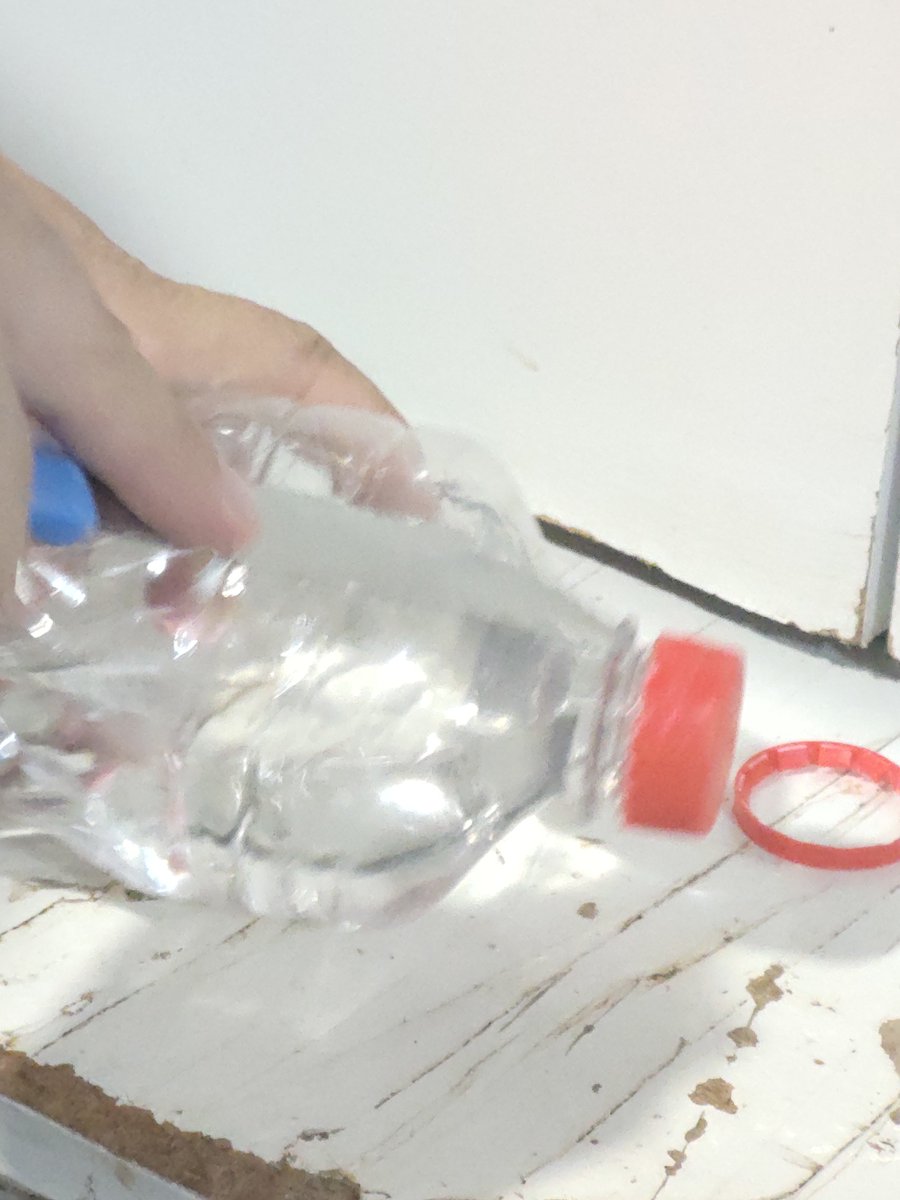 Alinythayane_97's tweet photo. Sequência de como abrir um álcool 70 do cão.

Alguém conhece essa marca? Triste de ruim da mulesta. https://t.co/mysxL7AFTB