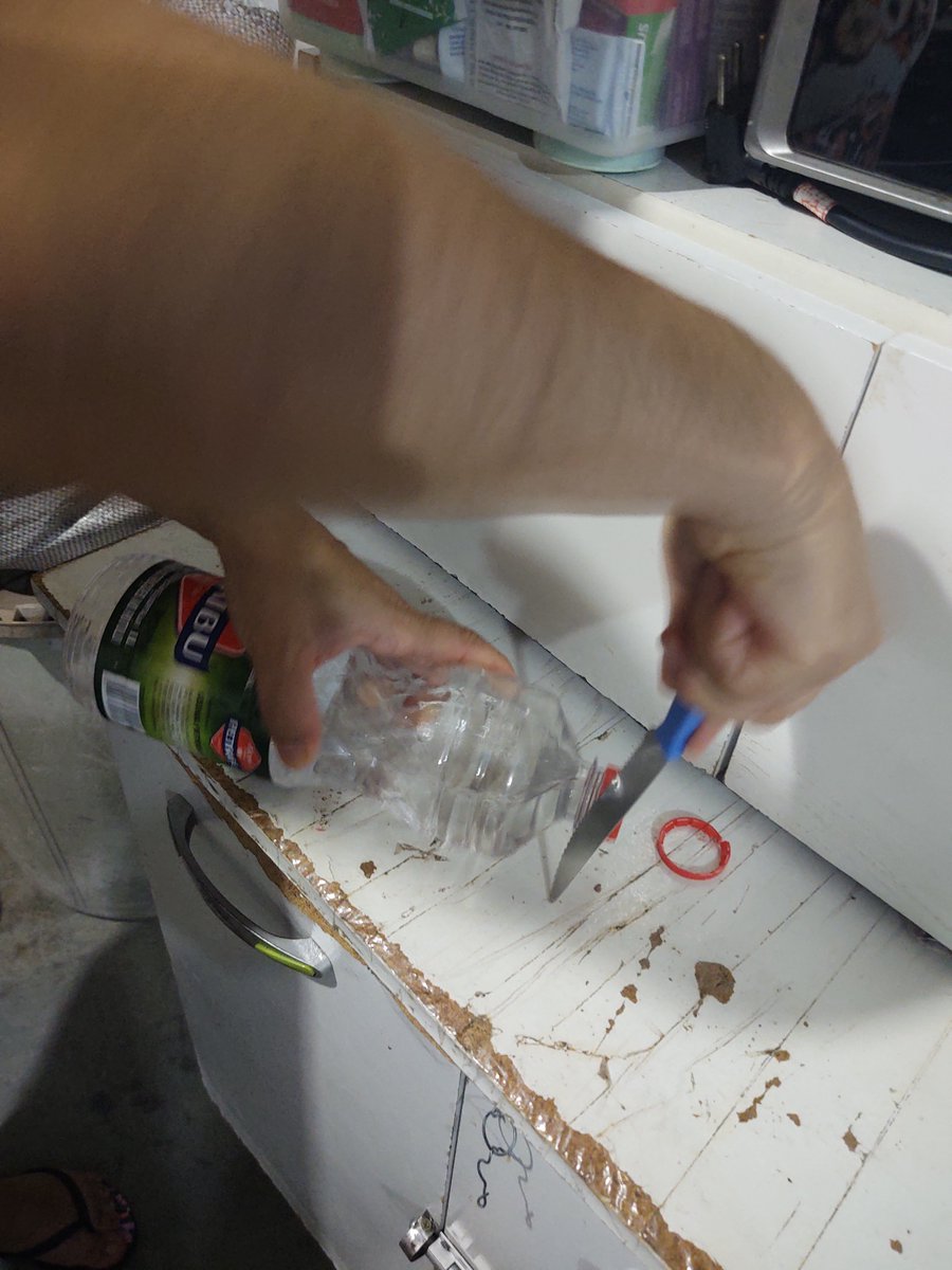 Alinythayane_97's tweet photo. Sequência de como abrir um álcool 70 do cão.

Alguém conhece essa marca? Triste de ruim da mulesta. https://t.co/mysxL7AFTB