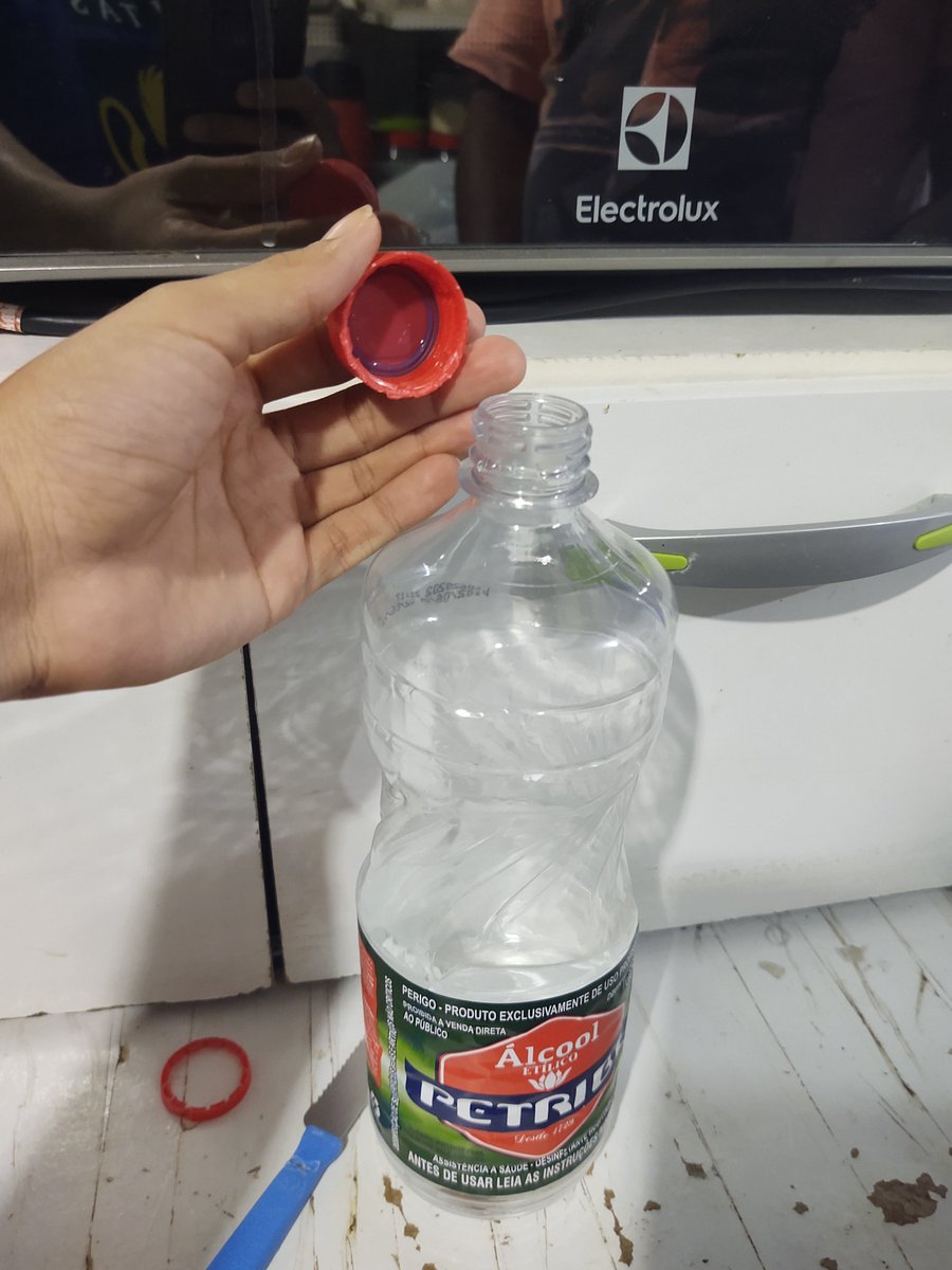 Alinythayane_97's tweet photo. Sequência de como abrir um álcool 70 do cão.

Alguém conhece essa marca? Triste de ruim da mulesta. https://t.co/mysxL7AFTB