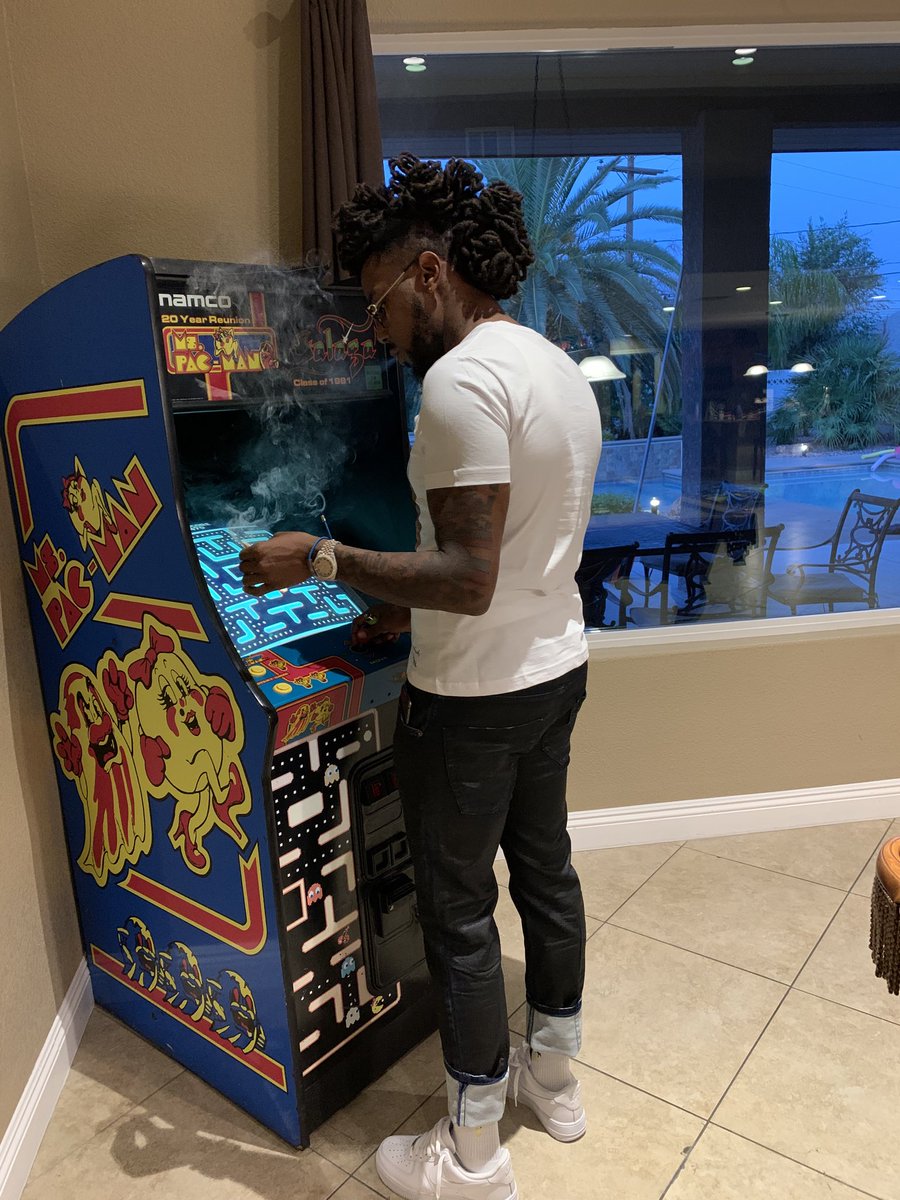 BIG16P's tweet photo. Ya hoe really ms Pac man daughter #ONNACODE https://t.co/IpYI5b5M8v