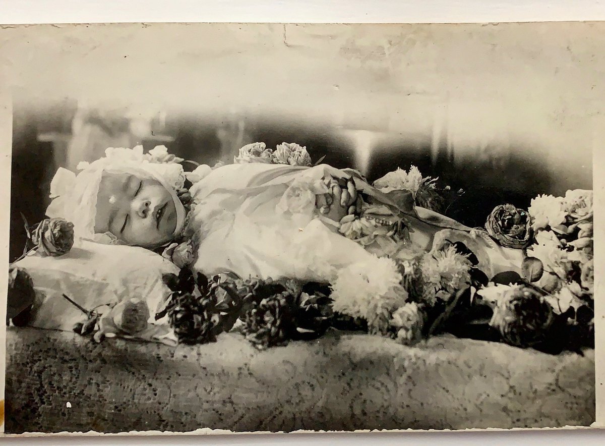 matosgaleria's tweet photo. Tránsito angelito así se les llamaba a las fotos tomadas a mediados del siglo XX de niños muertos estas fotos eran un testimonio y quizá una forma de decirle adiós a un hijo. Ya expuesta en nuestra exposición fotográfica México 1860 1960 https://t.co/i0t27lwWR0