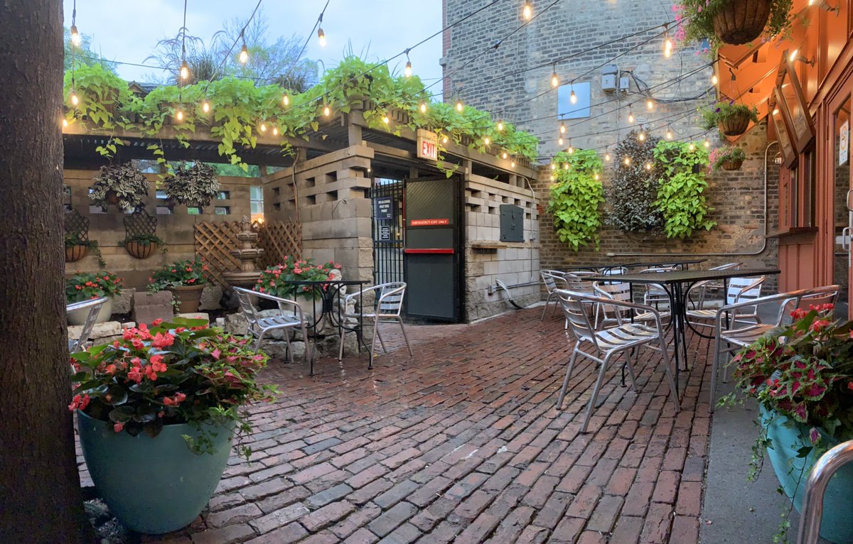 Now that’s a beautiful patio❤️Reserve your table for the weekend now at roscoes.com 
#patio #patiolife #chicagopatio #chicago #roscoestavern #chicagorestaurants #chicagobars