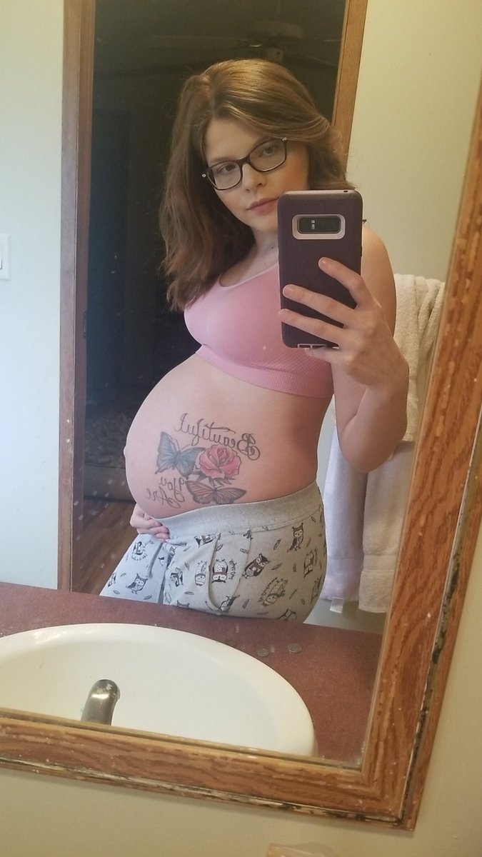 AmandaNicole135's tweet photo. 32 Weeks Pregnant 💙🤰👣 https://t.co/cmll61xkAU