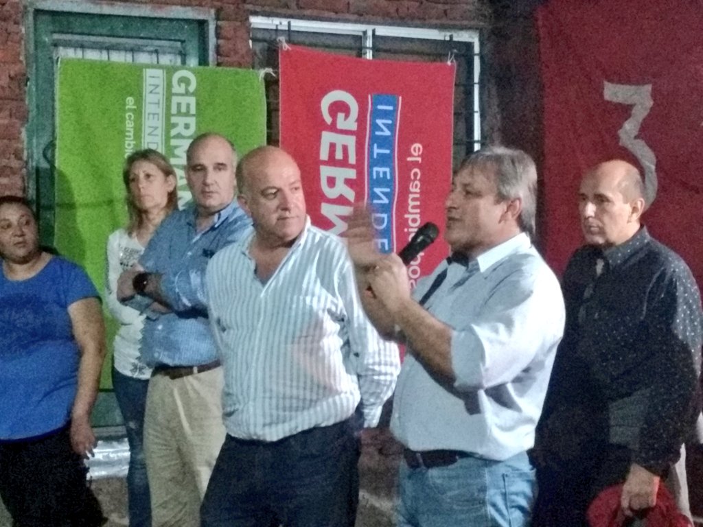 Lista315Salto's tweet photo. Se agiganta la candidatura de @GermanCoutinho en los barrios más populares, en este caso a través de la #Lista315 en una reunión barrial. Gracias por el apoyo!!!

🔴 #VamosGerman #Vamos315 #GermanIntendente 🔴 https://t.co/mWFhXRQdOs
