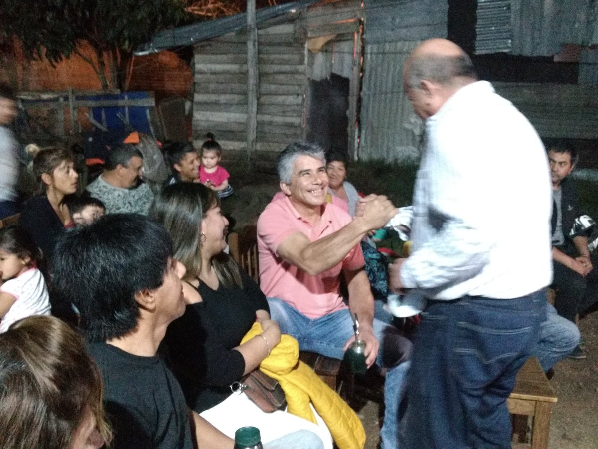 Lista315Salto's tweet photo. Se agiganta la candidatura de @GermanCoutinho en los barrios más populares, en este caso a través de la #Lista315 en una reunión barrial. Gracias por el apoyo!!!

🔴 #VamosGerman #Vamos315 #GermanIntendente 🔴 https://t.co/mWFhXRQdOs