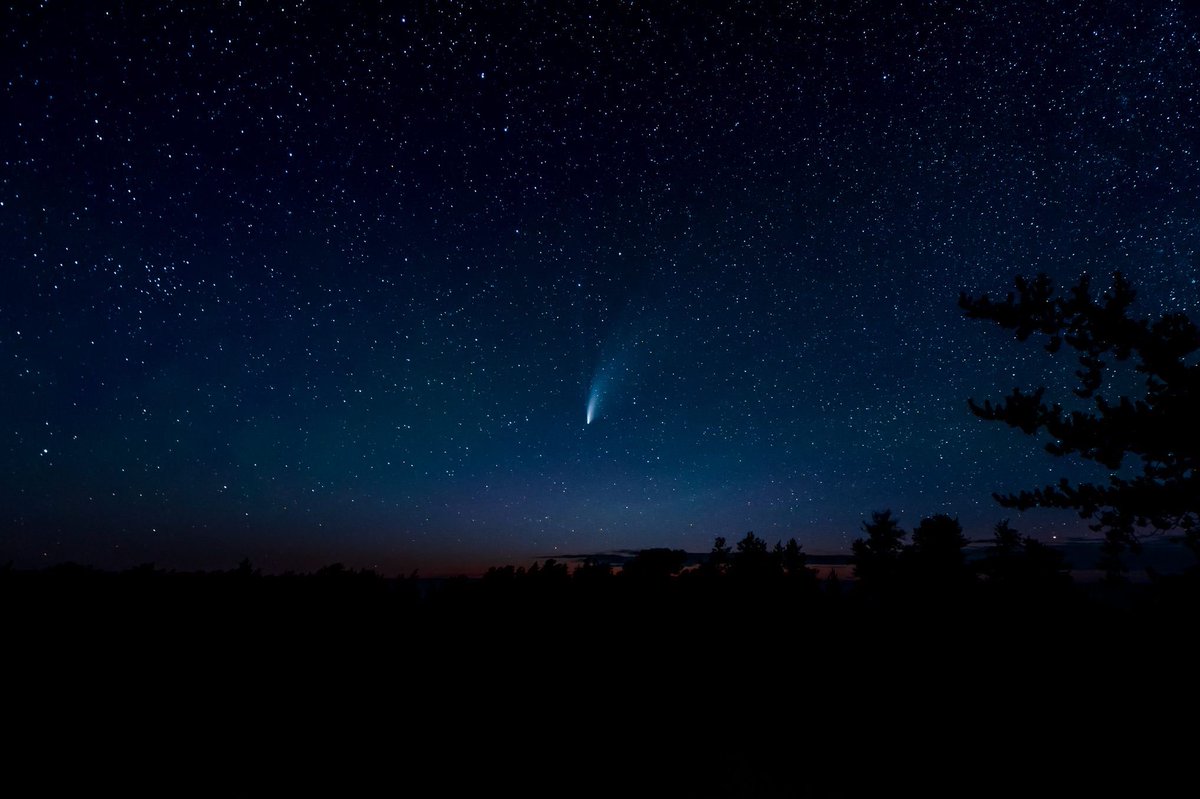 LifeatLSSU's tweet photo. Superior view of Neowise comet last night. Whitefish Point 📸: LSSU’s very own Granite Winoweicki 💛⚓️💙. https://t.co/IBBF2kIzC6