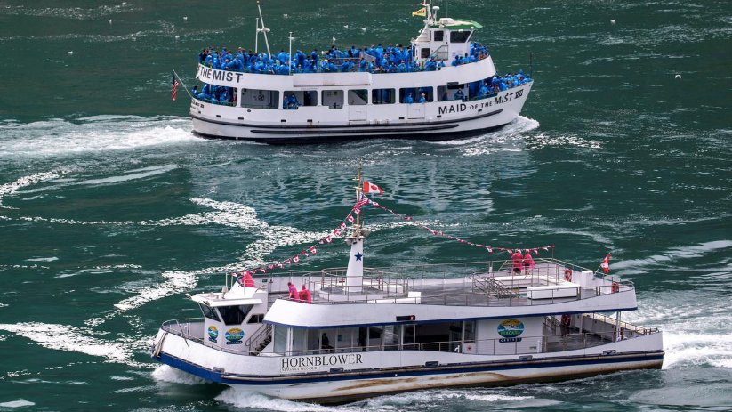 SandroDemaio's tweet photo. Powerful photo from Niagara Falls, on US-Canadian border.

Shows contrasting approaches by nations in controlling the spread of #COVID19.

One boat 50% full, one boat largely empty.

#COVID19Vic #maskup https://t.co/7wsuauKDjj