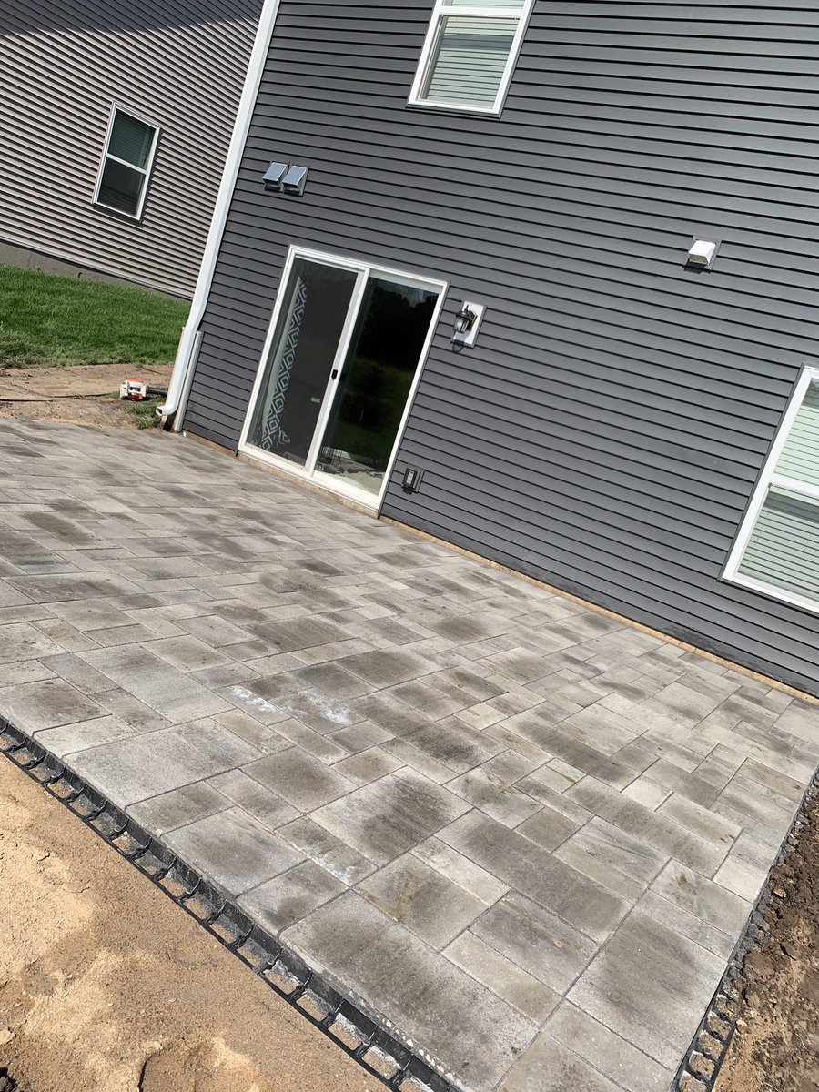 VillageLawn's tweet photo. Boom 💥 finished and the home owners love it 😍!!!!! I guess that is all that matters!!! 
#veteran #lawn #landscaping #landscape #woodbury #cottagegrove #veteranowned #business #getsome #usmc #work #minnesota https://t.co/wwTBQm1L5n