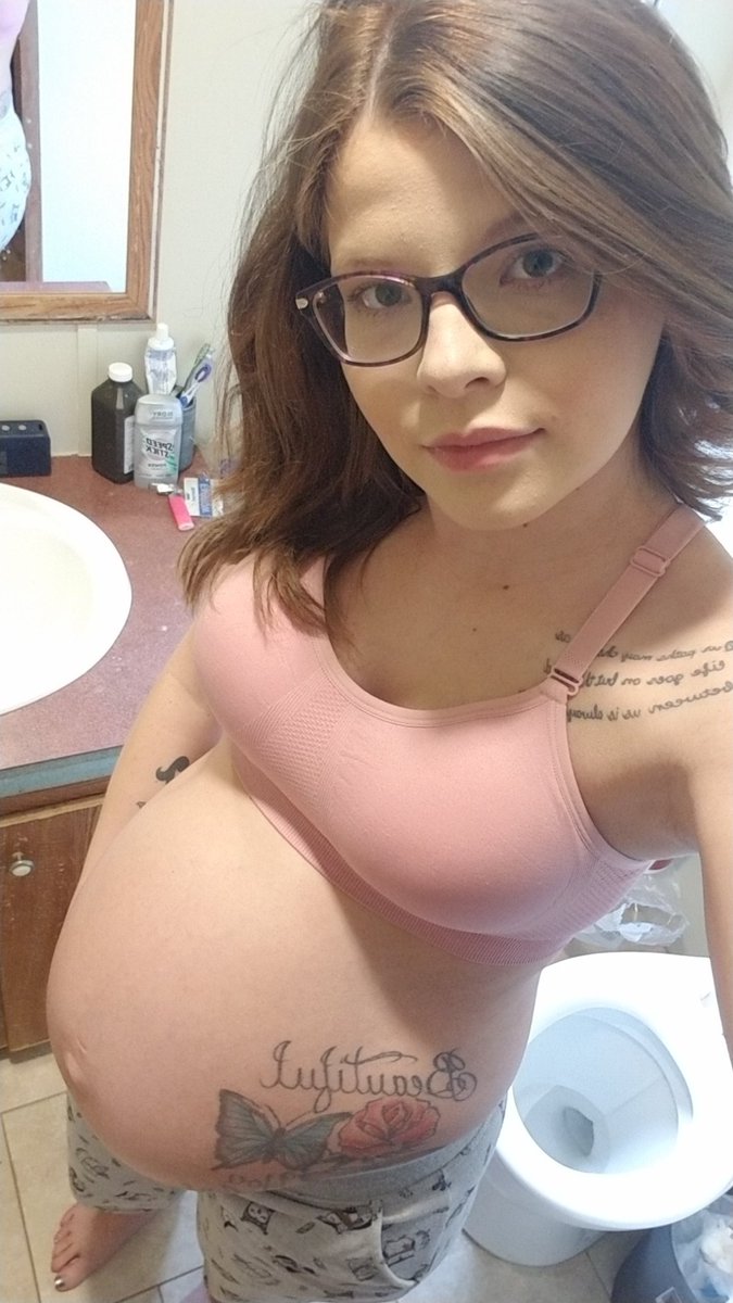 AmandaNicole135's tweet photo. 32 Weeks Pregnant 💙🤰👣 https://t.co/cmll61xkAU