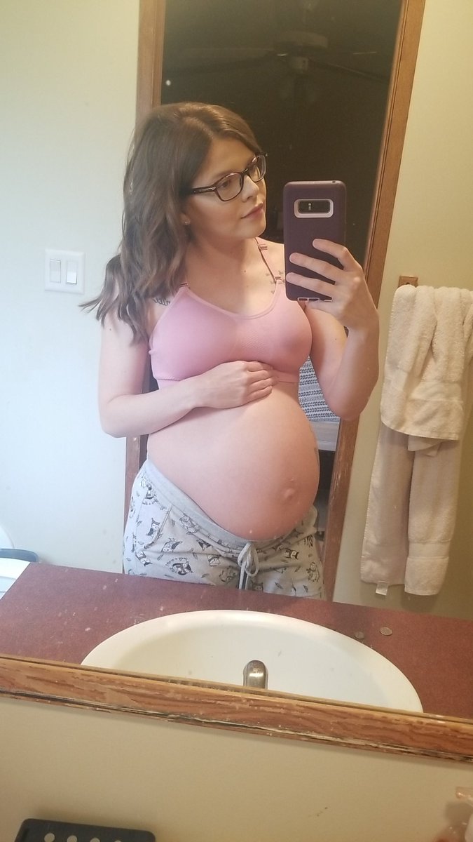 AmandaNicole135's tweet photo. 32 Weeks Pregnant 💙🤰👣 https://t.co/cmll61xkAU