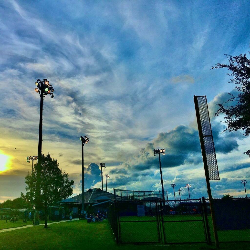 nosmh's tweet photo. Another gorgeous evening for baseball in New Orleans. At the Carrollton ball fields along the #MississippiRiver.
#nola #neworleans #itsyournola #followyournola #onetimeinnola #onlynola #cityofyes #bigeasy #nolaphotoguild #gonola #knowyournola #crescentโฆ https://t.co/msxfq4SFPS https://t.co/qmmAXBowsu