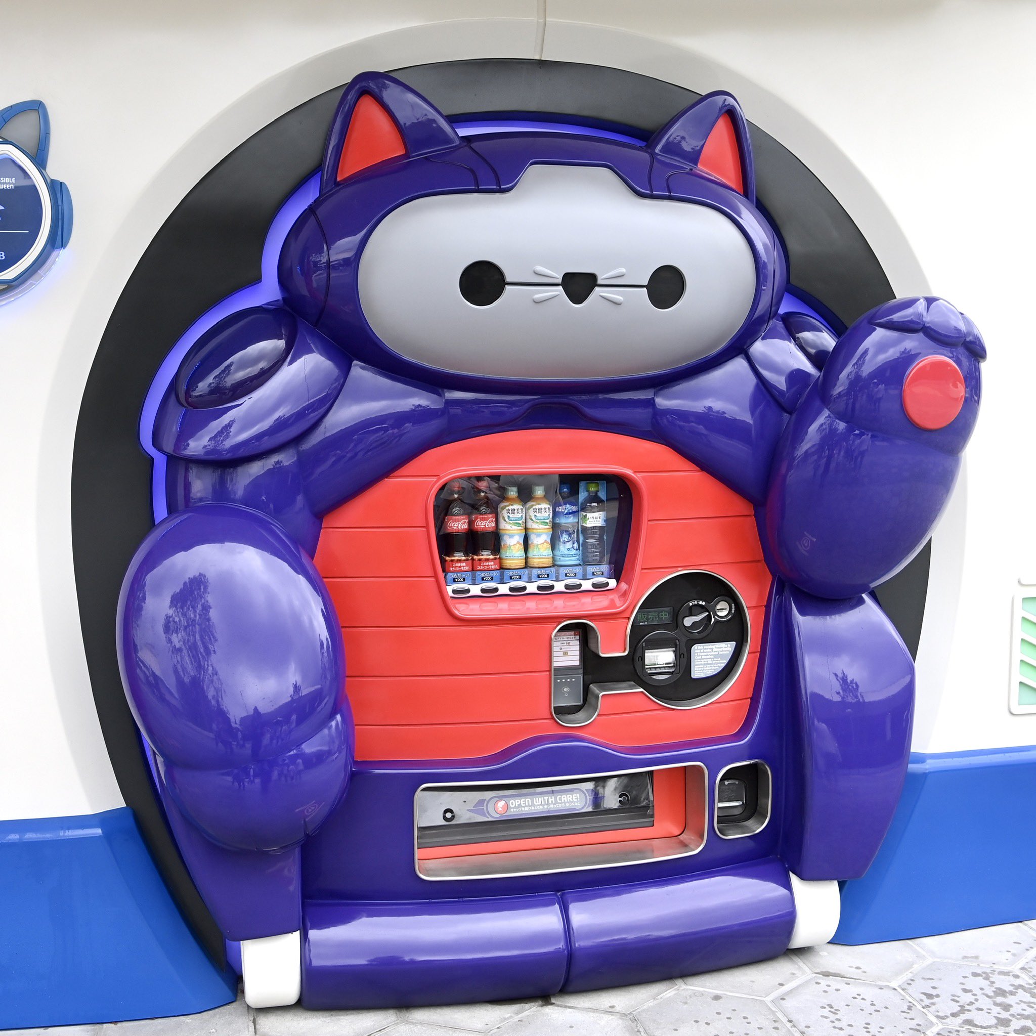 Mezzomikiのディズニーブログ 本日より東京ディズニーランド トゥモローランドに ベイマックス の猫型自動販売機が登場 T Co 6teyananls