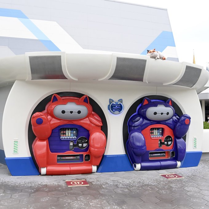 東京ディズニーランド ベイマックス風の可愛い猫型自動販売機がトゥモローランドに Wdw News Today In Japanese