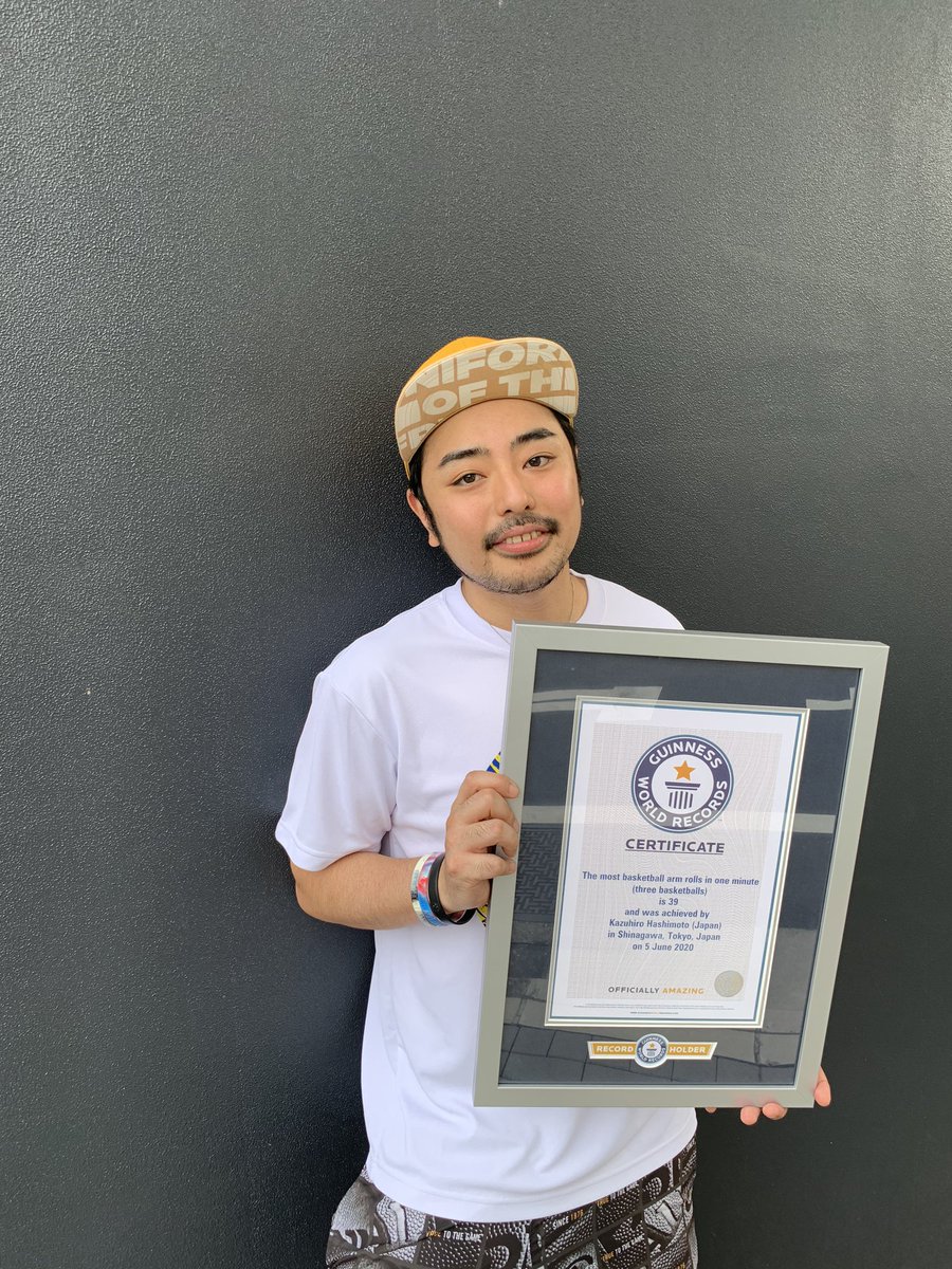 KAZ2455's tweet photo. 【ご報告】今年6月に2個目の#ギネス世界記録  @GWR に挑戦して、正式に認定されました！

内容は前回と同様1分間のアームロールの最多数ですが、前回は2個、今回は3個で挑戦させていただきました！！ https://t.co/dKp2GDokAD