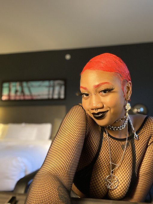 Watch luxxe bucksss's leaked NSFW photo on TwXstars