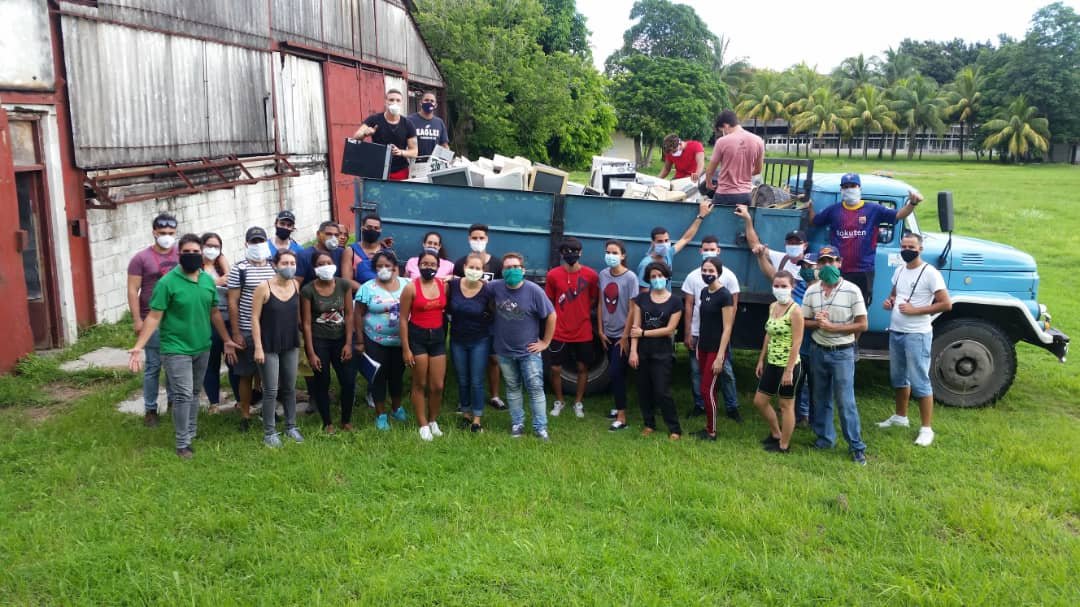 El trabajo en la facultad no se detiene. Hoy, con el apoyo de varios de nuestros estudiantes y profesores, dimos baja a equipos en desuso. 🐬💪
@almacujae
@cujaeredsocial