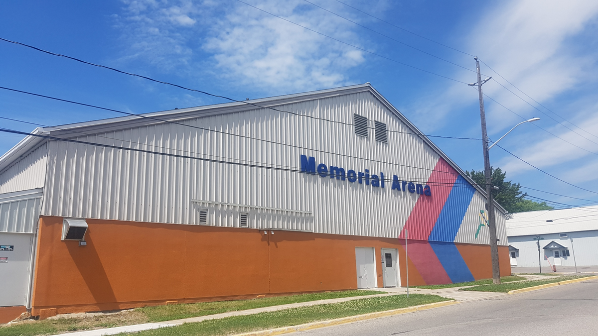 Downtown Sioux Lookout also has many amenities, incl. full service retail/grocery, multiple pharmacies, a local coffee shop, arena, golf/curling club, and much more.