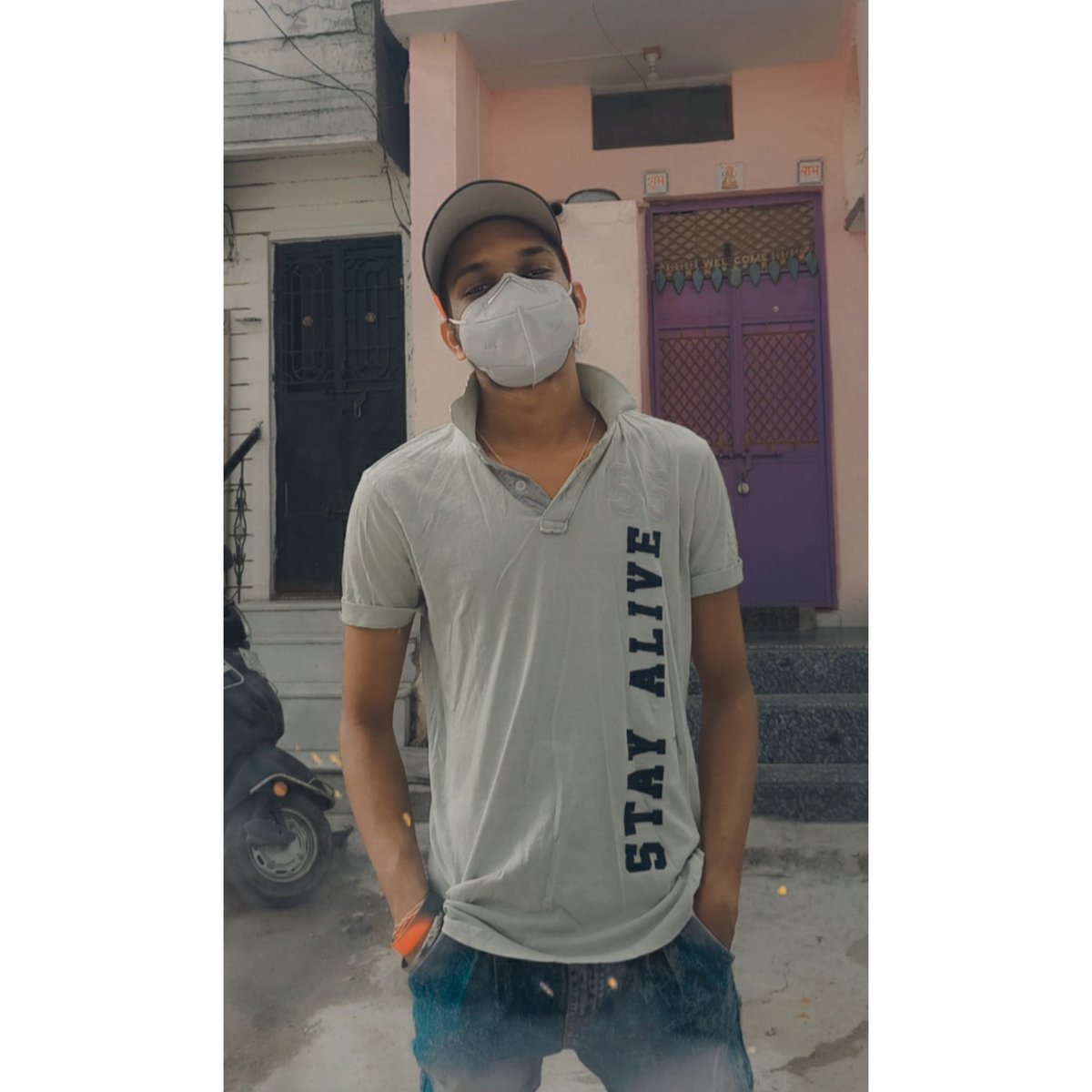 TheHappybhatia's tweet photo. एक चाहत थी तुझे गले लगाने की,
पर इस virus #corona ने तो हाथ मिलाने पर भी रोक लगा दी ।।
#stayalive
#the_hb #StayHomeStaySafe #StayHomeSaveLives #Covid_19 #k95mask https://t.co/nTp7fYQYj6