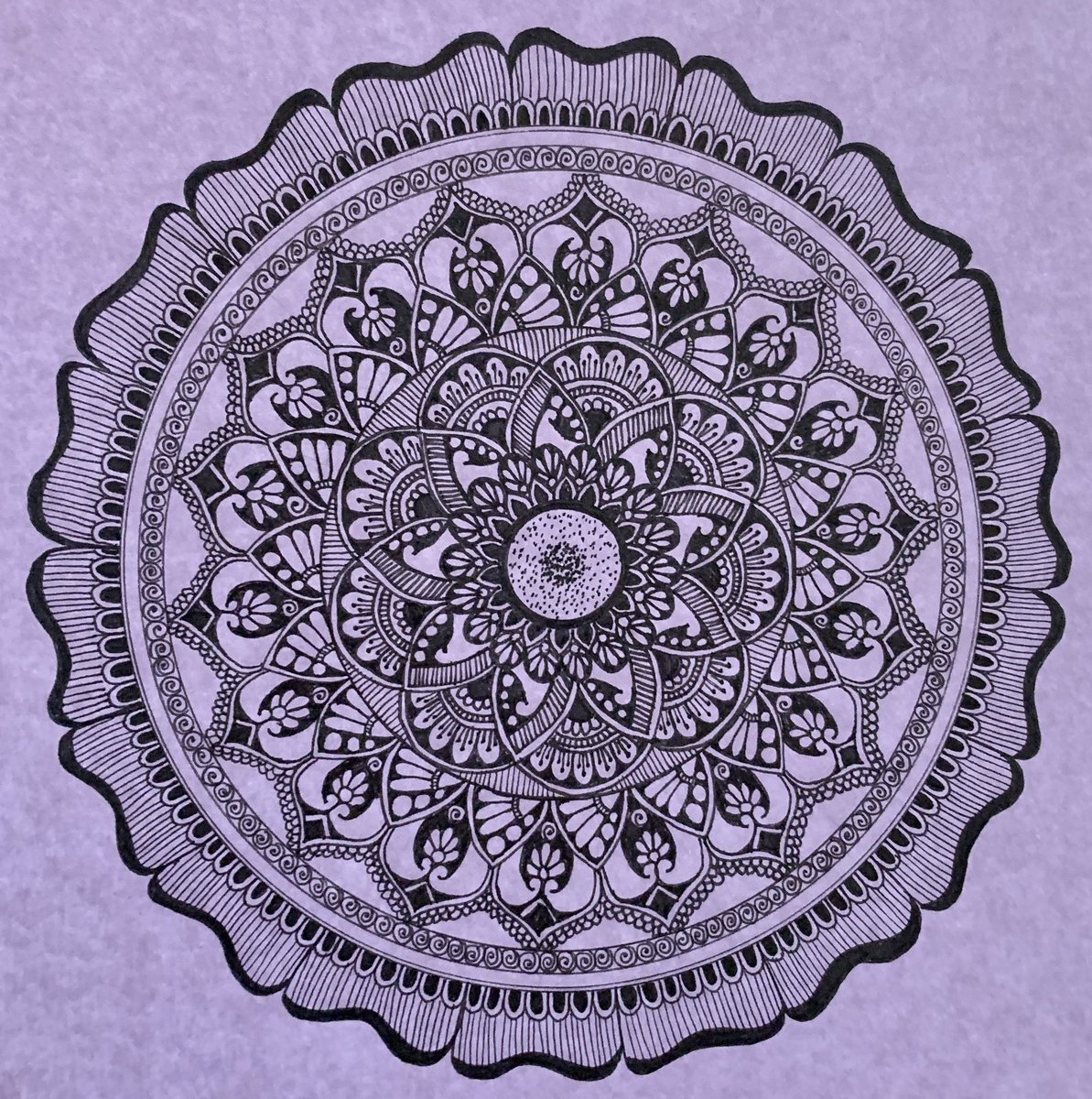 The color of royalty, elegance and grace. The evening sky 🌌 embraces it with open arms. Filled in the fragrance of lavender - Violet💜  
#mandala #mandaladrawing #art #violet #mandalaoncolors