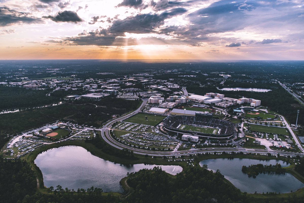 ChargeOnFund's tweet photo. 🏰 The Kingdom 🏰

❤️ this tweet if UCF has the 𝙗𝙚𝙨𝙩 campus in the nation https://t.co/Dr2xmpbsDy