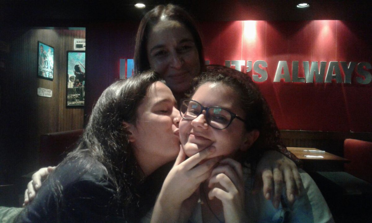 plausibleblog's tweet image. Qué bello recuerdo de cuando nos casamos con @booksofcoffee y @georginadritsos nos salió de testigo &amp;lt;3