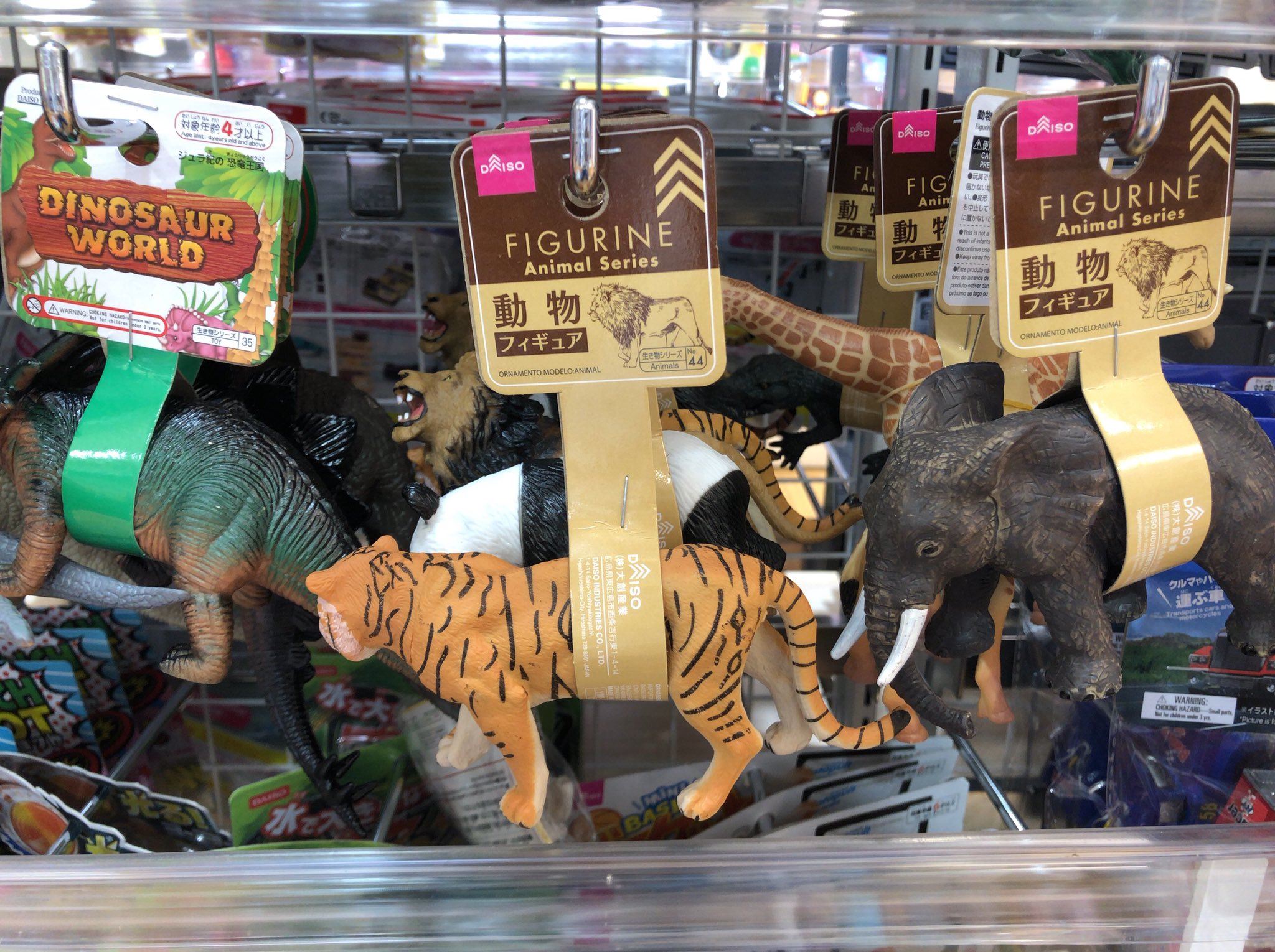 Twitter 上的 ぱんくま ダイソー 動物フィギアも100円 なかなか渋い顔 触ったパンダと虎は購入しました T Co Gjf5wz6mhb Twitter