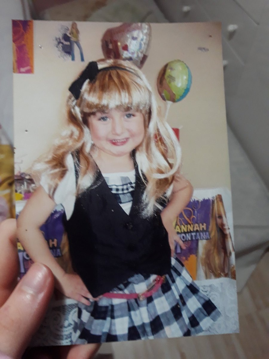 morinhoooooooo's tweet photo. sim,eu sou a hannah montana https://t.co/YShirFei8H