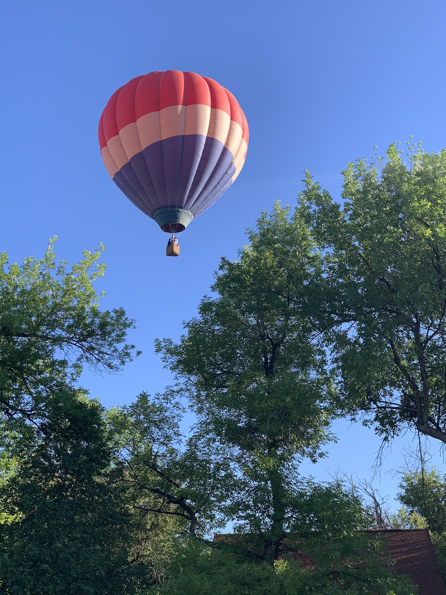 yomillsie's tweet photo. No #social #commentary here...just something to maybe brighten your day/evening. #narrationnation #writersvision #balloons #hotair #hotairballoons https://t.co/cf5e9r70ap