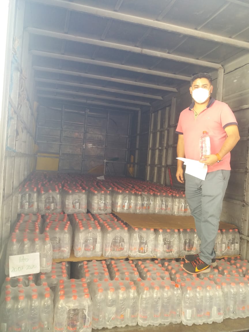 Azendecorp's tweet photo. La prioridad de #Azende durante la crisis sanitaria ha sido el apoyo a instituciones que están en primera línea contra la #COVID19ec, en especial con @PoliciaEcuador. Entrega en donación de productos Vivant, alianza con #ClubRotarioTomebamba a la #Subzona5Cotopaxi @jaimeordonez4 https://t.co/XRyyGb3zXQ