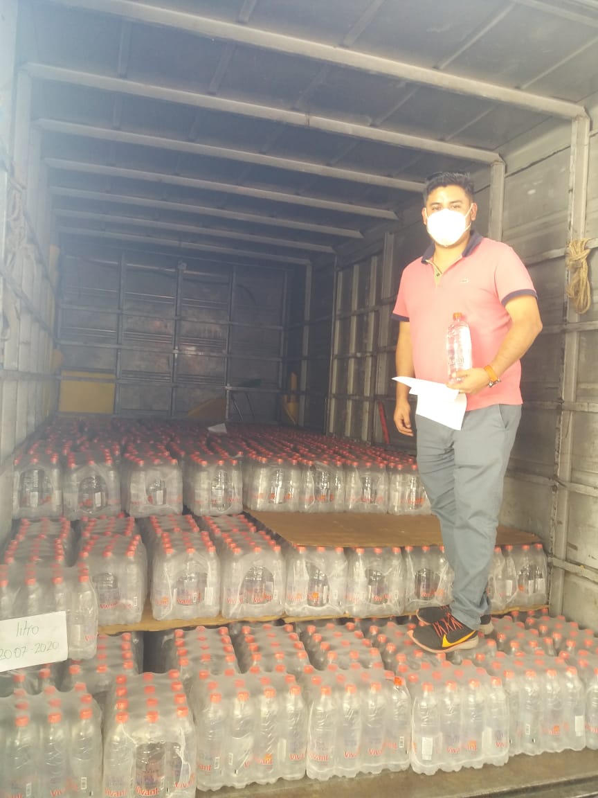 Azendecorp's tweet photo. La prioridad de #Azende durante la crisis sanitaria ha sido el apoyo a instituciones que están en primera línea contra la #COVID19ec, en especial con @PoliciaEcuador. Entrega en donación de productos Vivant, alianza con #ClubRotarioTomebamba a la #Subzona5Cotopaxi @jaimeordonez4 https://t.co/XRyyGb3zXQ