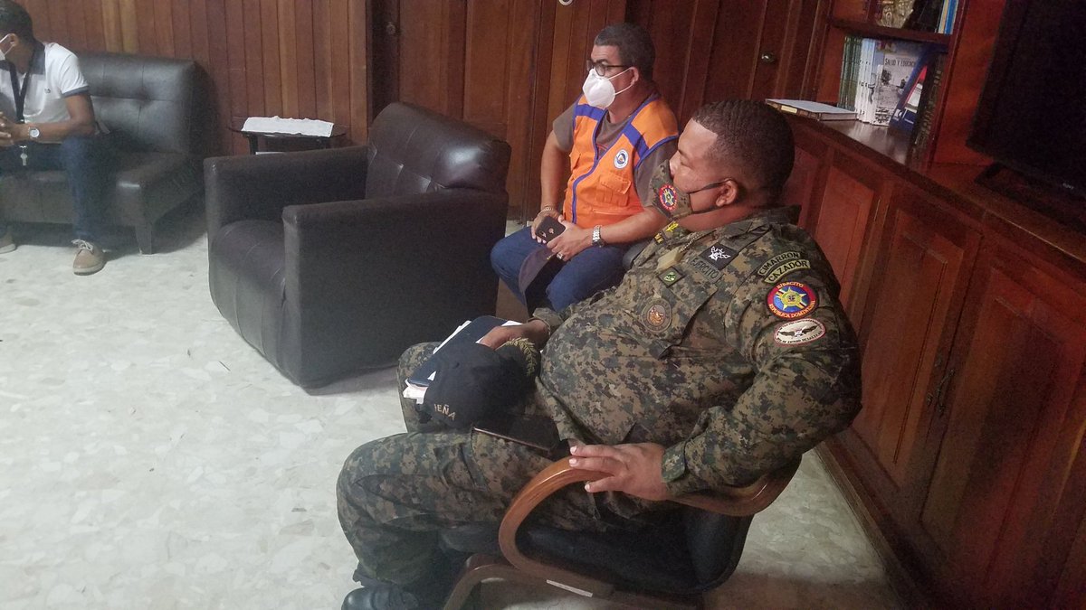 El gobernador provincial, licdo. Ramón Güilamo, se reunió esta tarde con distintas autoridades de la provincia para coordinar el lanzamiento del estado de emergencia en esta demarcación, donde también trataron las medidas a tomar en cuenta por los organismos correspondientes.