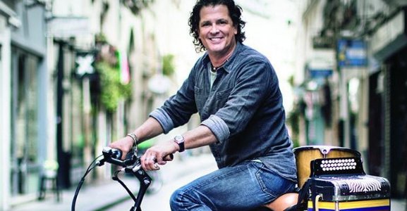 JulietaLuz's tweet photo. Noticia: El hombre de 54 años refugiado en la #ExRural de #Rosario que dio positivo de #Covid19 vino desde Buenos Aires en bicicleta.
En mi cabeza: "Oyeme Carlos llevame en tu bicicleta" 👇 https://t.co/t4jOOnfFcS