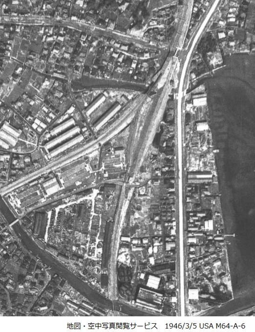 終戦直後の航空写真を見ると、現在線の所は道路部分で寸断されるなど盛大に工事してて、仮アプローチのようなものが逗子線側にくっついてるように見える。 