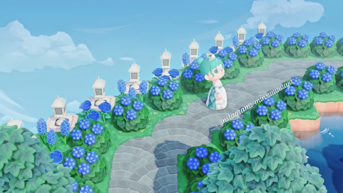 Minsleif's tweet photo. Idea for a bridge / floating walkway ⚜️💙 aka me not wanting to let go of hydrangeas #ACNHDesign #ACNHDesigns https://t.co/5sglgZ2noI