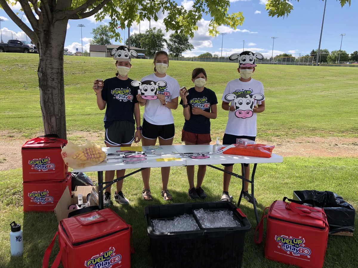 VCFUTP60's tweet photo. Valley City FUTP60 Fueling up the community with milk at the walk VC event. @HiLiners @MidwestDairy @FUTP60 @cheerRD @VCPSSuper https://t.co/0ZPOo8Cgyx