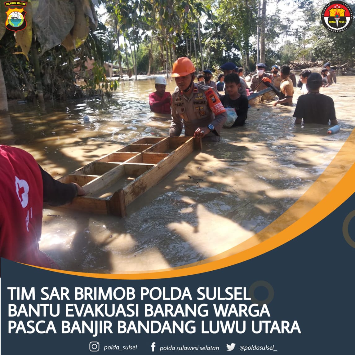 Tim SAR Brimob Polda Sulsel Terjun langsung membantu mengevakuasi barang-barang warga pasca banjir bandang di Luwu Utara, Sulawesi Selatan

#TNIPolriTanggapBencana