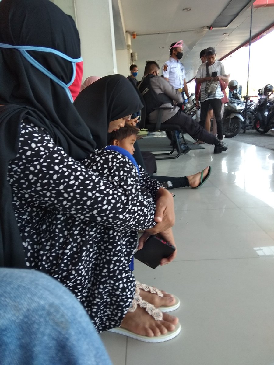 aroengan05's tweet photo. Disuruh untuk menunggu antrian di luar ruangan dengan alasan protokol,., tapi lihat suasana diluar jauh lebih berbahaya daripada di dalam  @BNI
#TungguTanggalMainnya #ErickOut https://t.co/RFtOBYDPY0