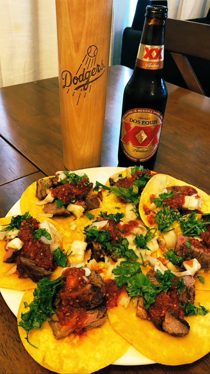 raider_rob24's tweet photo. My Tuesday! #chefroberto👨🏻🍳 #TacoTuesday #carneasada #salsaroja #dosequisambar #dugoutmugs https://t.co/NJIpZMgrfm