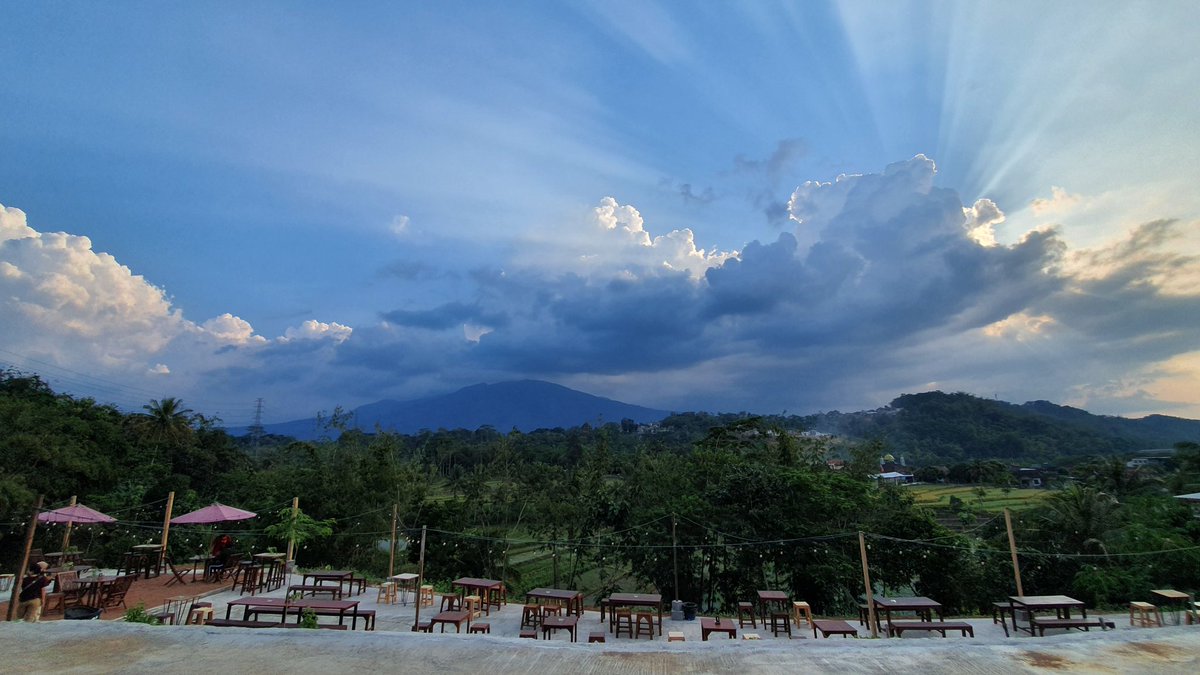 janjijiwaungar1's tweet photo. Tempat ngobrol, ngumpul, ngopi dengan view langit Ungaran yang setiap hari selalu berganti, seperti lukisan, Janji Jiwa Flamboyan Ungaran👍 @JanjiJiwaID @noraaprilita @nm_bondan @perjalanandiaz @Vitadatau @infoseni_ @WisataDigital https://t.co/yyek164iVI