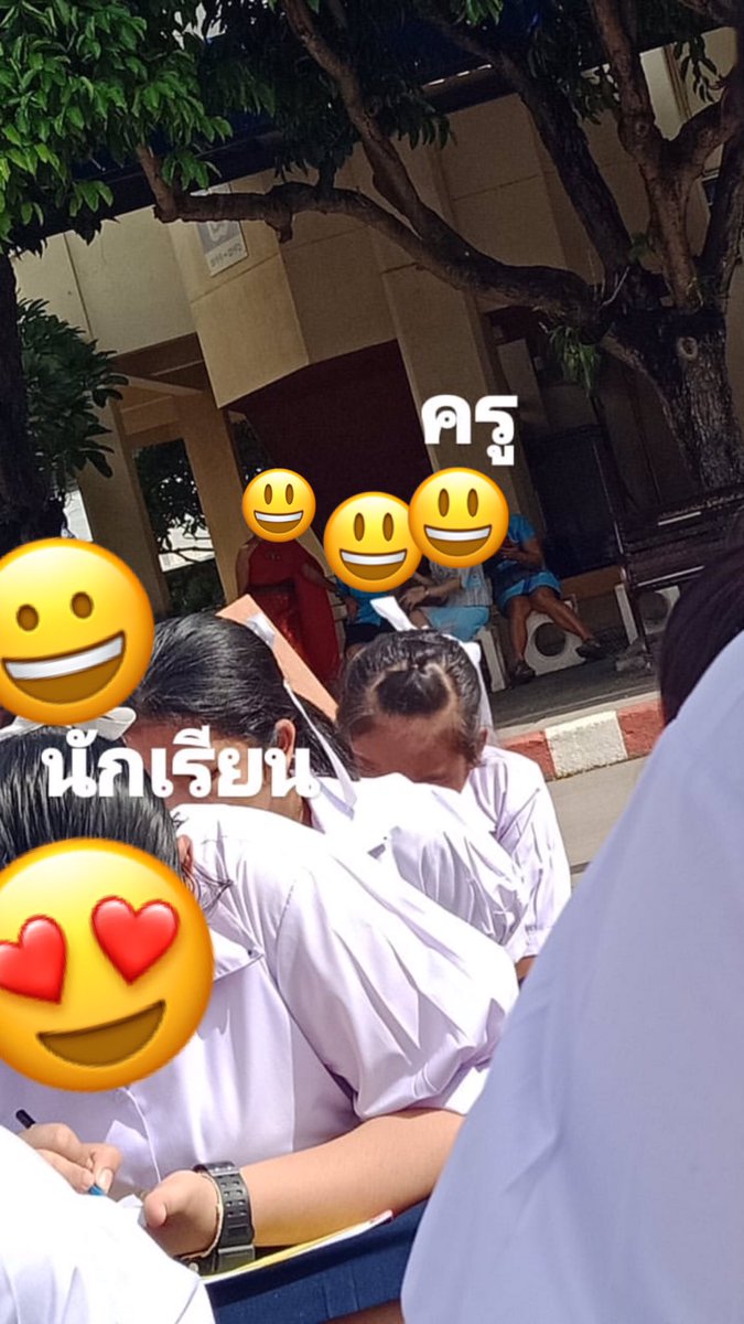 thimahyun__'s tweet photo. นักเรียนนั่งตากแดด ส่วนครูนั่งที่ล่มแถมเล่นทศ.พูดยาวทุกวันเหมือนไม่เคยพูดมาก่อน #โรงเรียนหญิงล้วนย่านสี่แยกไฟแดงที่มีอั้มพัชราภาเป็นพรีเซนเตอร์ https://t.co/qn3795YjiY