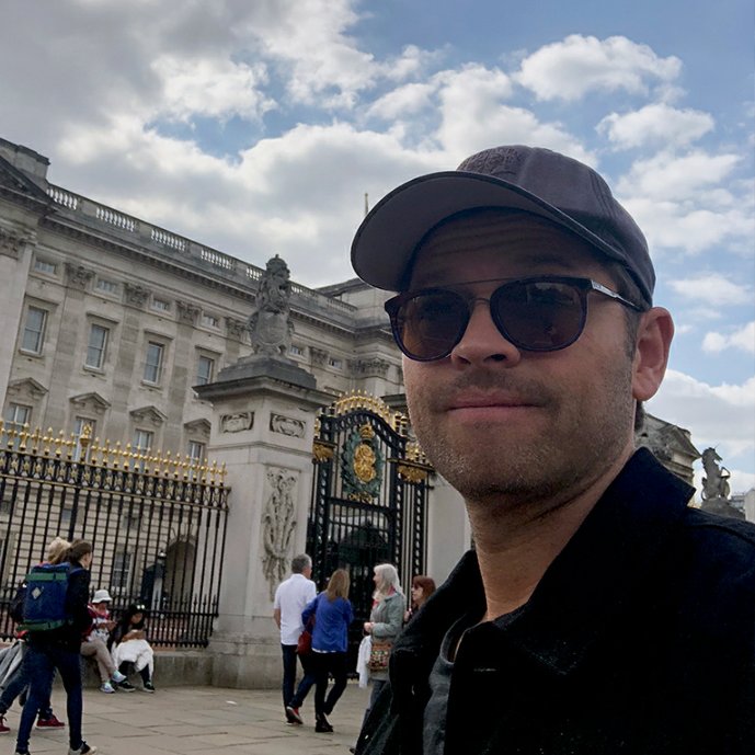 Misha Collins in different sunglasses, a thread cuz he spends a lot on them~