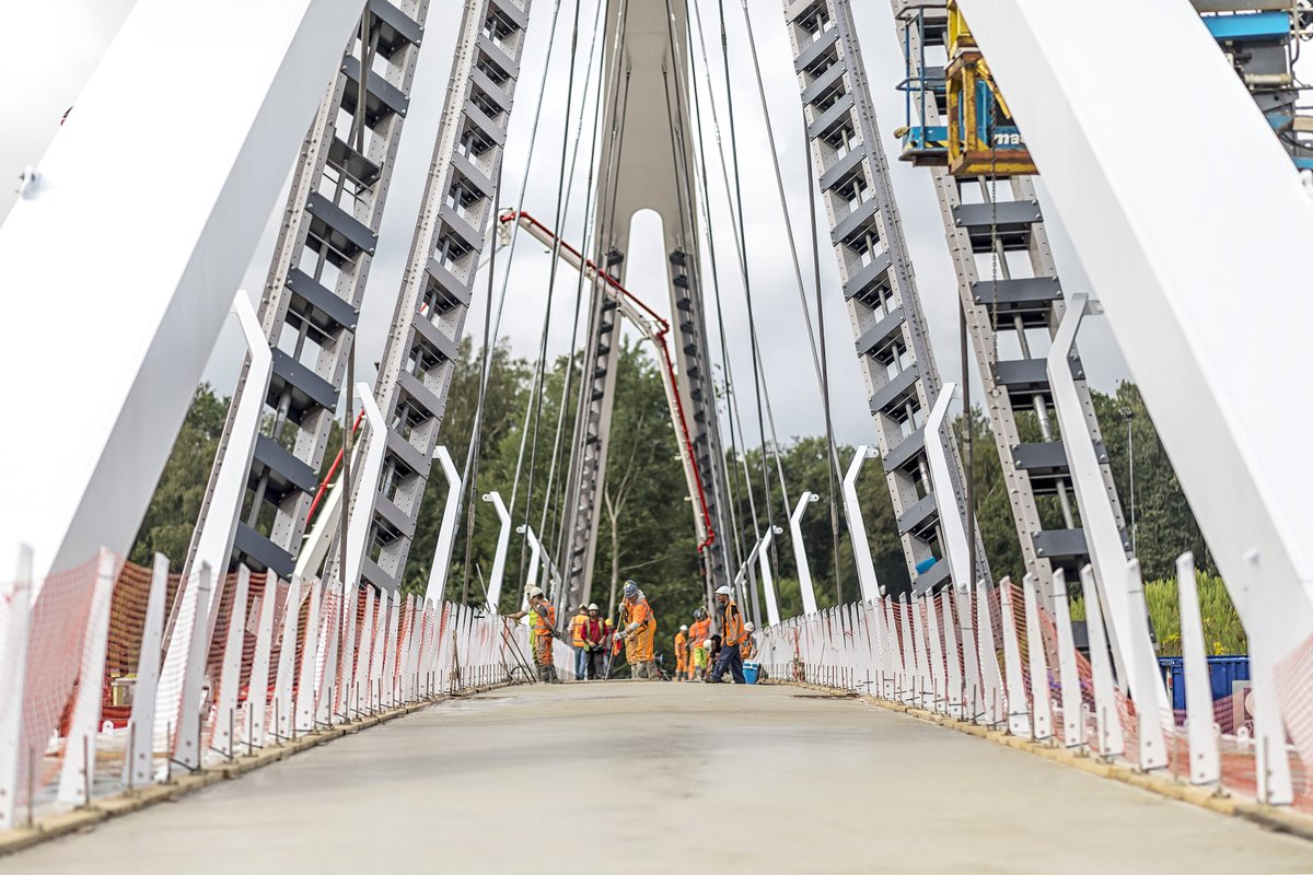 De nieuwe fietsbrug voor de Anthony Fokkerweg in Eindhoven kan bijna naar de definitieve plek! 🚲 In het laatste weekend van augustus wordt de brug van maar liefst 160 meter over de A2 ingereden. #Ploegam