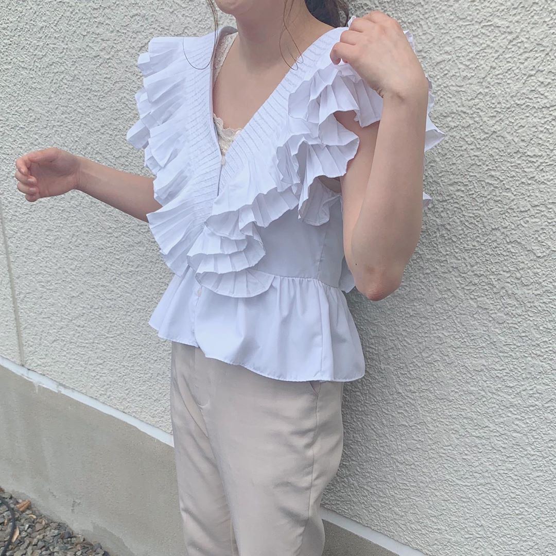 まゆ 久しぶりにzaraに行ったらめっちゃかわいいトップスget 腕が細く見えるから嬉しい Zara トップス ザラ Zara購入品 フリルブラウス フリルトップス 白ブラウス ワントーンコーデ ホワイトコーデ オールホワイト プチプラコーデ