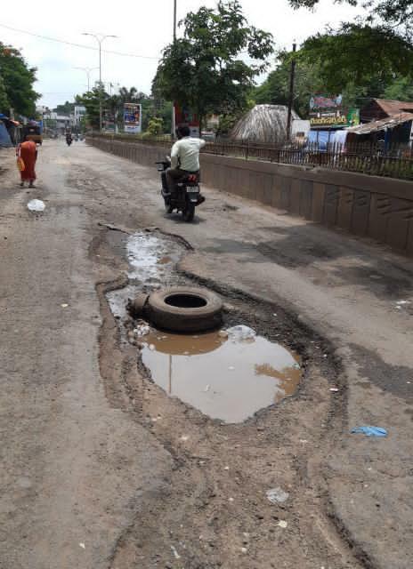 AMuchatlu's tweet photo. Respected sir this is the condition of our roads in #amalapuram #amalapuramroads ...i dont even need to say the condition of our roads in rural areas if the mainroad opposite at the city center is like this.@egodavarigoap @AndhraPradeshCM @ysjagan #pinipevishwaroop https://t.co/eIRXNlqmn1